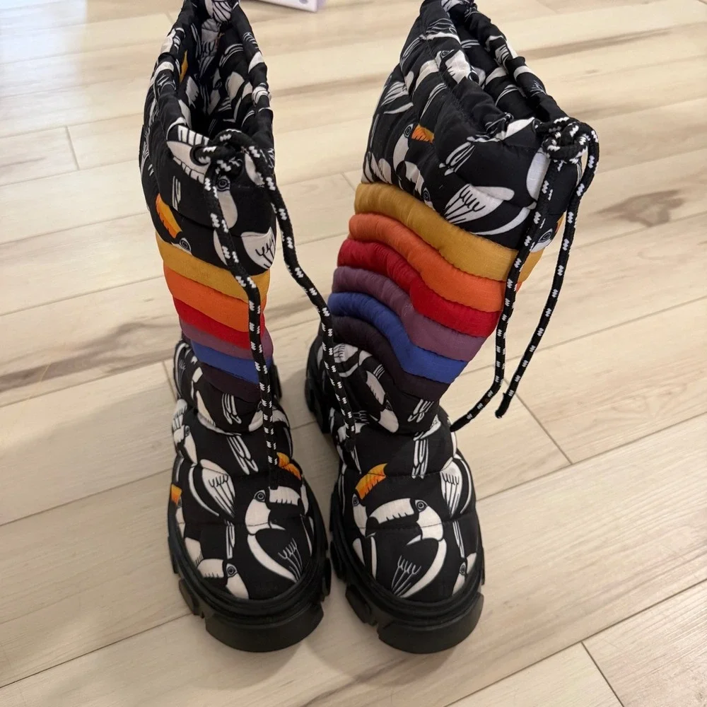 Farm‎ Rio Graphic Toucans Puffy Tall Boots Rainbow Quilted Snow Boots Black 9.5